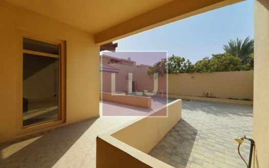 Villa in Abu Dhabi, UAE 5 bedrooms, 594.6m2