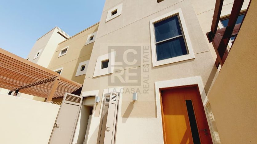 Villa in Al Raha Gardens, Abu Dhabi, UAE 4 bedrooms, 288.9m2