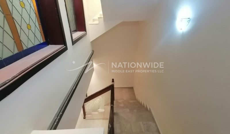 Villa in Al Mushrif, Abu Dhabi, UAE 5 bedrooms, 221.1m2