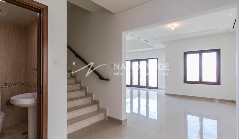 Villa in Abu Dhabi, UAE 4 bedrooms, 364.1m2