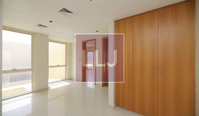 Villa in Al Raha Gardens, Abu Dhabi, UAE 4 bedrooms, 394.8m2