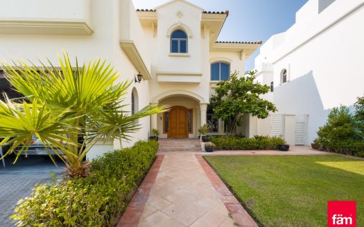 Villa in Palm Jumeirah, Dubai, UAE 5 bedrooms, 680.8m2