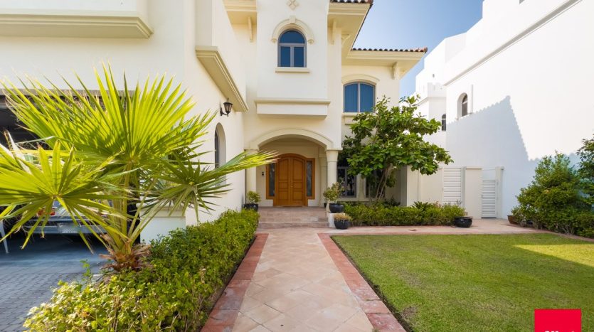 Villa in Palm Jumeirah, Dubai, UAE 5 bedrooms, 680.8m2