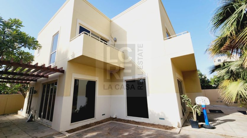 Villa in Al Raha Gardens, Abu Dhabi, UAE 5 bedrooms, 370.1m2