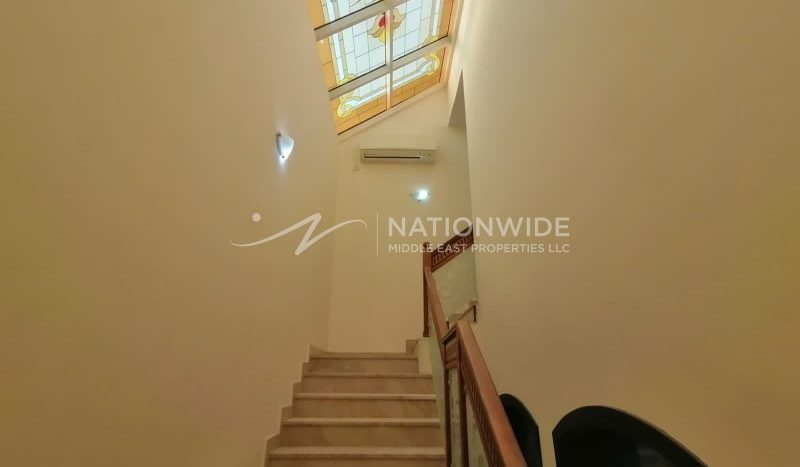 Villa in Al Mushrif, Abu Dhabi, UAE 5 bedrooms, 221.1m2