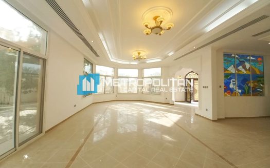 Villa in Al Batin, Abu Dhabi, UAE 5 bedrooms, 375m2