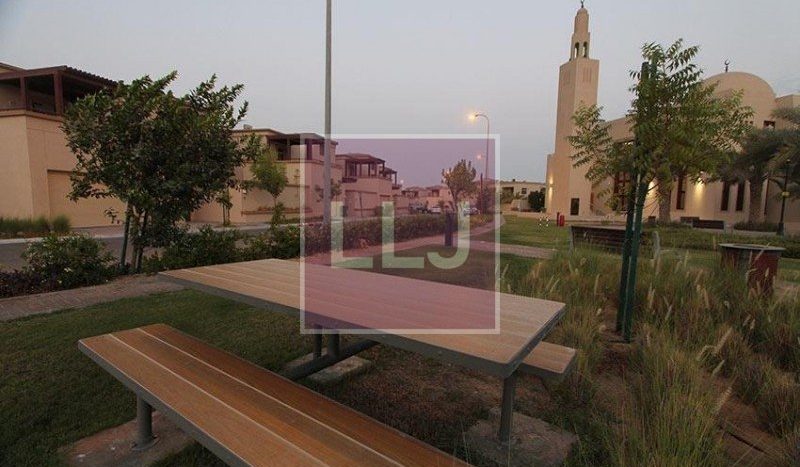 Villa in Abu Dhabi, UAE 5 bedrooms, 51.1m2