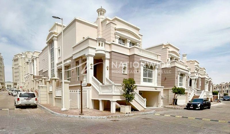 Villa in Abu Dhabi, UAE 5 bedrooms, 904m2