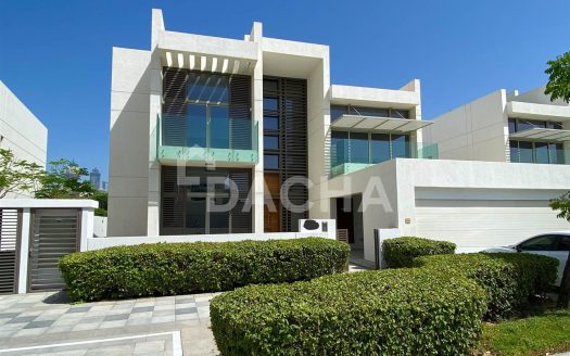 Villa in Dubai, UAE 5 bedrooms, 831.7m2