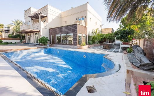 Villa in Dubai, UAE 5 bedrooms, 1452.2m2